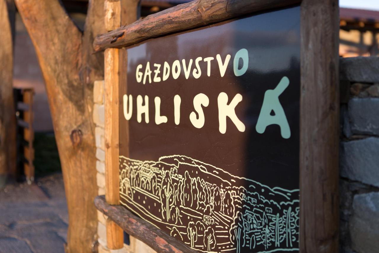 Penzion Uhliska A Depandance Gazdovsky Dom Nemšová Exterior foto